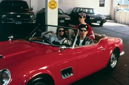 Mit einem get&uuml;rkten Anruf bei der Schule befreien sie auch noch Ferris&lsquo; Freundin Sloane (Mia Sara) aus dem Unterricht und schon kann es losgehen &ndash; im 1961er Ferrari von Camerons (Alan Ruck) Vater.