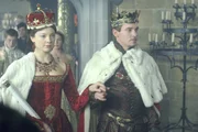 K&ouml;nig Henry VIII. (Jonathan Rhys Meyers, r.) hat eine &Uuml;berraschung f&uuml;r Lady Anne (Natalie Dormer, l.) - er ernennt sie zur Marquess of Pemproke - und damit ist sie in den Hochadel aufgenommen ...