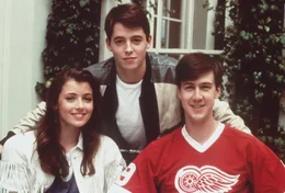 Unterwegs in Papas Ferrari machen sich die drei Schulschw&auml;nzer Ferris (Matthew Broderick, M.), Sloane (Mia Sara, l.) und Cameron (Alan Ruck, r.) einen sch&ouml;nen Tag ...
