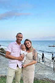 Joshua Schmidli mit seiner Verlobten Vera Leibundgut und ihrem Baby Jaivyn Charo am Strand von Mombasa, Kenia Joshua Schmidli mit seiner Verlobten Vera Leibundgut und ihrem Baby Jaivyn Charo am Strand von Mombasa, Kenia