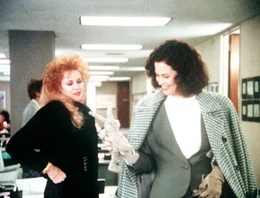All ihre Hoffnungen legt Tess (Melanie Griffith, l.) in ihre neue Chefin (Sigourney Weaver, r.). Doch dann klaut Katherine ihr eine geniale Idee und gibt sie als die eigene aus ...