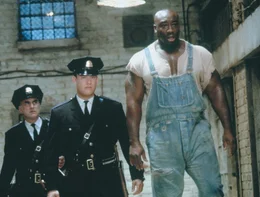 Als eines Tages ein neuer Insasse (Michael Clarke Duncan, r.) in ihrer Verantwortung &uuml;bergeben wird, werden Paul (Tom Hanks, M.) und sein Kollege Harry (Jeffrey DeMunn) in mysteri&ouml;se Vorf&auml;lle verstrickt ...