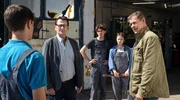 Finn (Sven Martinek, r.) und Lars (Ingo Naujoks, 2.v.l.) berichten Tom (Julian K&ouml;nig, l.), Basti (Paul Stiehler, M.), und Anna (Fine Sendel, 2.v.r.), vom Tod des Sozialarbeiters Rauh.