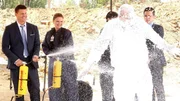 In einem Säurefass werden Überreste eines Rentners gefunden. Die Untersuchungen müssen (v.l.:) Booth (David Boreanaz), Brennan (Emily Deschanel), Dr. Camille Saroyan (Tamara Taylor) und Aubrey (John Boyd) mit größter Vorsicht durchführen. Einen kleinen Spaß mit dem spießigen Anwalt Bertram Schillinger (Kurt Scholler) lassen sie sich dennoch nicht entgehen. In einem Säurefass werden Überreste eines Rentners gefunden. Die Untersuchungen müssen (v.l.:) Booth (David Boreanaz), Brennan (Emily Deschanel), Dr. Camille Saroyan (Tamara Taylor) und Aubrey (John Boyd) mit größter Vorsicht durchführen. Einen kleinen Spaß mit dem spießigen Anwalt Bertram Schillinger (Kurt Scholler) lassen sie sich dennoch nicht entgehen.