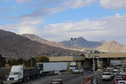 Fahrzeuge warten in der Schlange, um die Grenze am Einreisehafen von El Paso, Texas, zu &uuml;berqueren. (National Geographic f&uuml;r Disney)