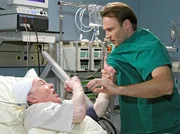 Dr. Stein (Bernhard Bettermann, re.) entscheidet sich, die OP trotz Komplikationen zu Ende zu f&uuml;hren. Als Horst Grabowski (Peter Sodann, li.) erwacht, best&auml;tigt sich seine schlimmste Bef&uuml;rchtung, er leidet tats&auml;chlich unter Sprachst&ouml;rungen.