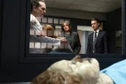 V.l.: Dr. Rudnick (Jefferson Mays), Olivia Benson (Mariska Hargitay), Dominick "Sonny" Carisi (Peter Scanavino) V.l.: Dr. Rudnick (Jefferson Mays), Olivia Benson (Mariska Hargitay), Dominick "Sonny" Carisi (Peter Scanavino)