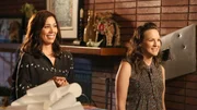 F&uuml;r Angela Montenegro (Michaela Conlin, l.) und Daisy Wick (Carla Gallo) wird die Geburtstagsparty ihrer Kollegin zu einer riesigen &Uuml;berraschung.