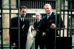 Seit vielen Jahren arbeiten Paul (Tom Hanks, l.), Harry (Jeffrey DeMunn, M.) und Brutus Howell (David Morse, r.) in dem Todeszellentrakt eines Gef&auml;ngnisses. Da erhalten sie einen neuen Todeskandidaten, der nicht nur die Initialen J. C. tr&auml;gt, sondern sich au&szlig;erdem als Wunderheiler entpuppt ...