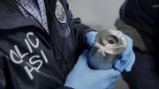 HSI-Spezialagenten untersuchen einen Automobilkolben, der vermutlich mit Kokain beladen ist. (National Geographic/Lucky 8 TV) HSI-Spezialagenten untersuchen einen Automobilkolben, der vermutlich mit Kokain beladen ist. (National Geographic/Lucky 8 TV)