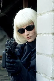 Laura (Susann Uplegger) verfügt über ein gewehrähnliches Gerät, das mit einem gezielten elektromagnetischen Impuls die Steuerelektronik eines Autos lahmlegen kann.. Laura (Susann Uplegger) verfügt über ein gewehrähnliches Gerät, das mit einem gezielten elektromagnetischen Impuls die Steuerelektronik eines Autos lahmlegen kann..