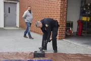 Polizist versucht, verdächtige Batterie aufzubrechen. Polizist versucht, verdächtige Batterie aufzubrechen.