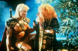 Im Bild: He-Man (Dolph Lundgren, l.) trifft den Zwerg Gwildor (Billy Barty, r.). Er ist der Erfinder eines Ger&auml;tes genannt der Kosmische Schl&uuml;ssel.