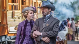 Charlotte Pulsipher (Tilly Keeper, l.); Roy Pulsipher (Jeffrey Donovan, r.)
