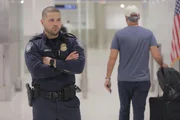 CBP-Beamter Rimola beobachtet ankommende Passagiere am Miami International Airport. (National Geographic/Lucky 8 TV) CBP-Beamter Rimola beobachtet ankommende Passagiere am Miami International Airport. (National Geographic/Lucky 8 TV)