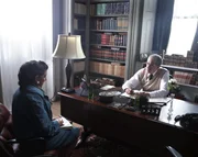 Eine Überlebende (gespielt von Angela Delfim) erzählt Simon Wiesenthal (gespielt von Jitman Vibranovski) ihre Geschichte.