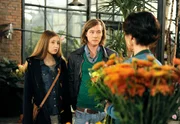 Merle (Anja Franke, r.) lässt sich von Lotte (Anna Willecke, l.) überreden, dass sie sich mit Brian (Alexander Becht, M.) in der Gärtnerei treffen darf. Merle (Anja Franke, r.) lässt sich von Lotte (Anna Willecke, l.) überreden, dass sie sich mit Brian (Alexander Becht, M.) in der Gärtnerei treffen darf.