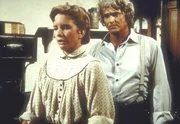 Charles (Michael Landon, r.) muss seiner Tochter Laura (Melissa Gilbert, l.) schonend beibringen, dass Albert unheimlich krank ist.