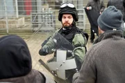 Reichert (Marc Ben Puch) muss bei einem SEK-Einsatz Demonstranten in Schach halten.