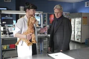 Was hat die Giraffe mit dem aktuellen Fall zu tun? Abby (Pauley Perrette, l.) hat Vermutungen und teilt diese Gibbs (Mark Harmon, r.) mit. Doch hat sie damit wirklich Recht? Was hat die Giraffe mit dem aktuellen Fall zu tun? Abby (Pauley Perrette, l.) hat Vermutungen und teilt diese Gibbs (Mark Harmon, r.) mit. Doch hat sie damit wirklich Recht?