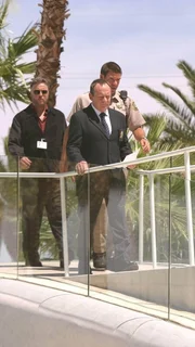 Grissom (William Petersen, l.) und Brass (Paul Guilfoyle, M.) haben einen Hausdurchsuchungsbefehl f&uuml;r das Haus der Klinefelds, wo eine grausame &Uuml;berraschung auf sie wartet...