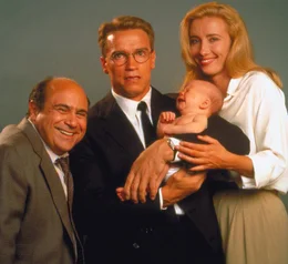 Dr. Larry Arbogast (Danny DeVito), Dr. Alexander Hesse (Arnold Schwarzenegger) und die Eizellenspenderin Dr. Diana Reddin (Emma Thompson)