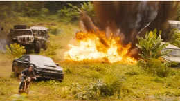 Letty (Michelle Rodriguez), mehrere Autos und eine Explosion   +++ Die Verwendung des sendungsbezogenen Materials ist nur mit dem Hinweis und Verlinkung auf RTL+ gestattet. +++