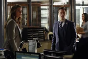 Kate Beckett (Stana Katic, l.) scheint v&ouml;llig unbeeindruckt zu sein, als Kevin Ryan (Seamus Dever, r.) ihr mitteilt, dass Castle mit einem anderen Cop zusammenarbeitet.