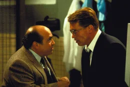 Der Genforscher Dr. Hesse (Arnold Schwarzenegger, r.) hat eine Wunderdroge entwickelt, die sichere Schwangerschaften gew&auml;hrleisten soll. Unter Beihilfe des Gyn&auml;kologen Arbogast (Danny DeVito, l.) will er das Pr&auml;parat an sich selbst testen ...