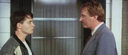 Der notorische Schulschw&auml;nzer Ferris (Matthew Broderick, l.) begibt sich auf einen kleinen Ausflug in die pulsierende Gro&szlig;stadt Chicago - dabei immer verfolgt von dem biestigen Schuldirektor Rooney (Jeffrey Jones, r.) ...