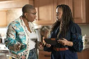 Henrietta "Hen" Wilson (Aisha Hinds, l.); Karen Wilson (Tracie Thoms, r.)