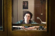 Pförtnerin Frau Braschke (Judith Richter) ist ein harter Hund. Die Pförtnerin sorgt für den politisch gewollten Weitergang der realexistierenden Bürokratie der DDR. Pförtnerin Frau Braschke (Judith Richter) ist ein harter Hund. Die Pförtnerin sorgt für den politisch gewollten Weitergang der realexistierenden Bürokratie der DDR.