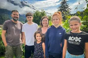 Familie Burgener: Rael, Jasmine, Clara, Linus, Mario und Serafina Burgener in ihrem Garten in Lax im Oberwallis Familie Burgener: Rael, Jasmine, Clara, Linus, Mario und Serafina Burgener in ihrem Garten in Lax im Oberwallis