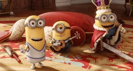 Die Minions Kevin (l.), Stuart (M.) und Bob genie&szlig;en ihren neuen Status, nachdem Bob durch das Schwert Excalibur zum K&ouml;nig von England geworden ist.