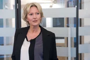 Liz (Olivia Augustinski) steht mit dem Rücken zur Wand und muss ihre Mutter Carola um den Notgroschen bitten. Liz (Olivia Augustinski) steht mit dem Rücken zur Wand und muss ihre Mutter Carola um den Notgroschen bitten.