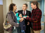 Dr. Rolf Kaminski (Udo Schenk, mi.) freut sich &uuml;ber einen &Uuml;berraschungsbesuch seines Sohnes Fabian Althaus (Daniel Krauss, re.) und seiner Frau Mae (Lucia Peraza Rios, li.), die auch seinen Enkel Jack dabei haben. Doch als er den Grund f&uuml;r ihren Besuch erf&auml;hrt, verfliegt seine Freude schnell: Kaminski soll, w&auml;hrend Fabian und Mae in einem Partnerseminar ihre Beziehungsprobleme bew&auml;ltigen, &uuml;ber Ostern seinen Enkel betreuen.