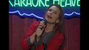 In einer Karaoke-Bar kann Monica (Roma Downey) sich richtig gehen lassen.