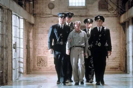 Auf gr&uuml;nem Linoleum beginnt f&uuml;r Eduard (Michael Jeter, M.) der lange Weg zwischen Zelle zu dem elektrischen Stuhl. Auf seinem letzten Weg findet er den n&ouml;tigen Beistand der W&auml;rter (v.l.n.r.) Harry (Jeffrey DeMunn), Dean (Barry Pepper), Brutus Howell (David Morse) und Paul (Tom Hanks) ...