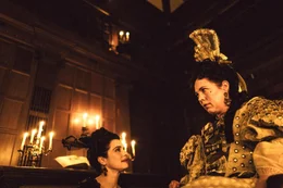 Rachel Weisz (Lady Sarah Churchill), Olivia Colman (K&ouml;nigin Anne).