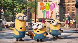 In der Stadt angekommen, entdecken die Minions (v.l.) Kevin, Bob und Stuart eine Demonstration und machen mit.  +++ Die Verwendung des sendungsbezogenen Materials ist nur mit dem Hinweis und Verlinkung auf RTL+ gestattet. +++