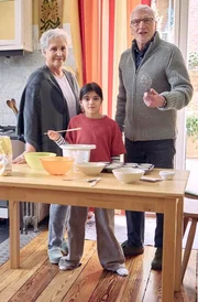 Keyvisual - Anna (Katerina Jacob, li.) und Herr Kurtz (Ernst Stötzner, re.) kümmern sich als Ersatz-Großeltern um ihre neue Mitbewohnerin Pia (Soraya Maria Efe, Mitte). Keyvisual - Anna (Katerina Jacob, li.) und Herr Kurtz (Ernst Stötzner, re.) kümmern sich als Ersatz-Großeltern um ihre neue Mitbewohnerin Pia (Soraya Maria Efe, Mitte).