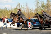 Paul (Daniel Roesner, l.) begegnet mittelalterlichen Kriegern auf Pferden, die eine Prinzessin &uuml;ber eine Autobahn verfolgen. Ist das nur ein gro&szlig;angelegtes Fantasy-Rollenspiel oder ein wahres Verbrechen? Eine Sprachwissenschaftlerin hat in alten Unterlagen Hinweise auf einem uralten Schatz gefunden.
