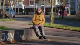 Ein L&auml;cheln erkennen, eine Ber&uuml;hrung genie&szlig;en, eine beil&auml;ufige Geste verstehen &ndash; f&uuml;r Autisten oft unm&ouml;glich.