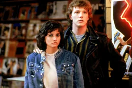 L-R: Julie Winston  (Courteney Cox), Kevin Corrigan (Robert Duncan McNeill)