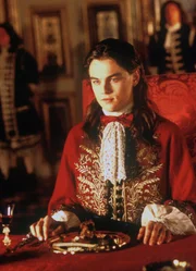 Als Zwillingsbruder ist Phillippe (Leonardo DiCaprio) dem K&ouml;nig Ludwig XIV wie aus dem Gesicht geschnitten. Mit seiner Hilfe entwerfen nun die drei Musketiere einen Plan zum Sturz des Tyrannen ...