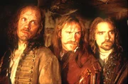 Die drei Musketiere Aramis (Jeremy Irons, r.), Athos (John Malkovich, l.) und Porthos (G&eacute;rard Depardieu, M.) hecken einen geschickten Plan aus: Sie wollen den Mann in der eisernen Maske befreien und gegen den derzeitigen K&ouml;nig austauschen ...