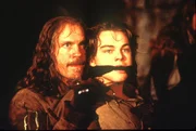 Als es Musketier Athos (John Malkovich, l.) gelingt, den Gefangenen (Leonardo DiCaprio, r.) zu befreien, ist er &uuml;berrascht. Dieser ist dem K&ouml;nig wie aus dem Gesicht geschnitten ...