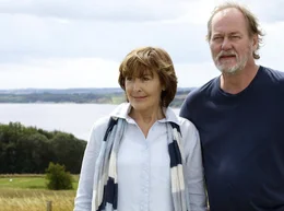 Der Meeresbiologe Konrad (Peter Haber) zeigt Anne (Thekla Carola Wied) die Sch&ouml;nheit der urw&uuml;chsigen d&auml;nischen Natur.