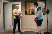 Mit seinem Boxtrainer (Frank Kessler, re.) bricht Bertram (Christian Berkel, li.) den Waffenstillstand.