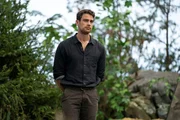 Henry (Theo James)